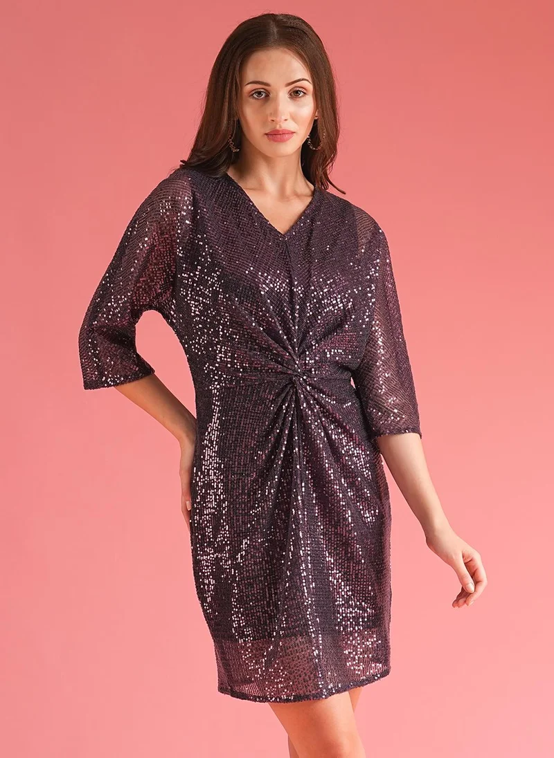 جلو باص فستان سهرة قصير نسائي بياقة على شكل حرف  وأكمام طويلة وتفاصيل ملتفة وترتر